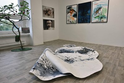 Einer der Ausstellungsräume der "Kunstetagen" im Chemnitzer Sport-Hochhaus. Im Vordergrund: Aquarelle von Kathi Halama. Foto: Matthias Zwarg