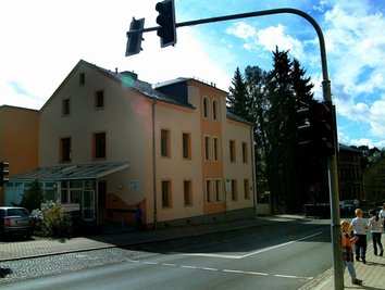 An der Ampel an der Förderschule Markneukirchen wurde im September 2012 ein Kind von einem Motorrad angefahren - die Ampel war kaputt. Nun ist sie zwar umgebaut worden, aber nicht mit LED-Technik.