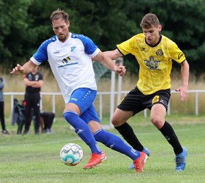 Glauchau - hier mit Colin Ullmann (l.) gegen Auerbachs Chris Vogel - testet am Sonntag erneut gegen ein vogtländisches Team. 