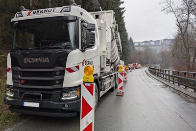 Von diesem Spezialfahrzeug aus wird Kies an eine Stelle des Altbergbaugebiets gebracht.