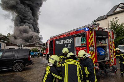 Die Rauchsäule beim Brand einer Lagerhalle in Aue am 25. Mai war kilometerweit zu sehen.