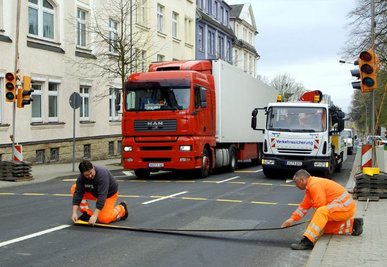 
              <p class="artikelinhalt">Am Montag sind in Falkenstein (hier auf der Friedrich-Engels-Straße) die Sondermarkierungen angebracht worden. Da die alten Schilder trotzdem noch einige Zeit galten, kam es speziell am Schlossplatz wiederholt zu gefährlichen Situationen. Die Umleitungen sind erforderlich, weil die Bahnhofstraße vier Wochen lang wegen Bauarbeiten voll gesperrt wird. </p>
            