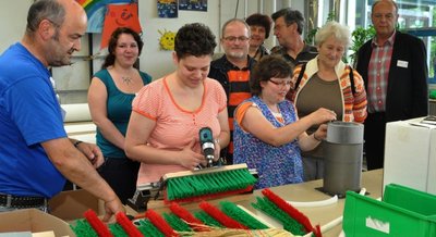 Beim Tag der offenen Tür in den Göltzschtalwerkstätten konnten am Freitag Besucher den Beschäftigten über die Schulter schauen. 