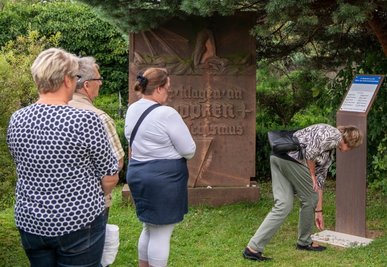 Besucher der Einweihung legen gemäß jüdischer Tradition Steine am Fuß der Gedenkstätte ab. 