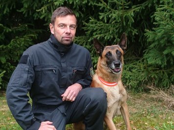 Polizeihauptmeister Gert Reichel (46) mit dem Fährtensuchhund Jasper.