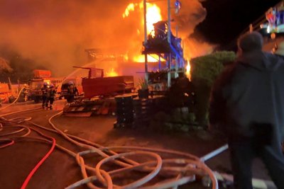 Einsatzkräfte der Feuerwehr löschen einen Großbrand in einer Werkstatt in der August-Bebel-Straße Lichtenwalde.
