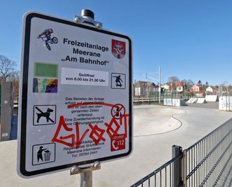 Blick zur Freizeitanlage in Meerane: Die Öffnungszeiten an den Schildern wurden korrigiert. Die Nutzung ist zwischen 8 und 21.30 Uhr möglich. 