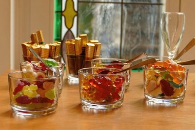 Süßes, Sekt und Orangensaft am Eingang der Kleidertauschparty.