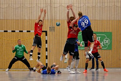 Sebastian Poppitz (2.v.l.) macht sich in der zweiten Halbzeit ganz lang, um einen Versuch der Gäste in der Abwehr zu blocken. Der Rückraumspieler kam nur zu einem Kurzeinsatz.
