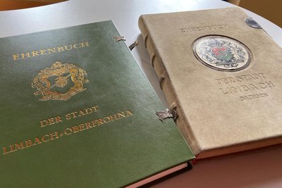 Zwei Bände umfasst das Ehrenbuch von Limbach-Oberfrohna inzwischen.