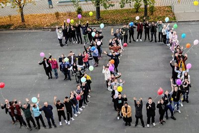 Ehemalige und aktuelle Schüler bildeten die 30, die an die Gründung des Abendgymnasiums 1992 erinnert. 