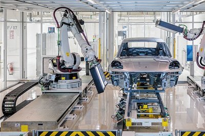 Zwei Roboter scannen in 70 Sekunden die gesamte Außenhaut der Karosserie. 