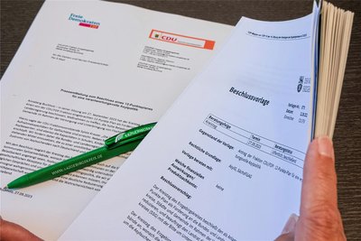Einen 12-Punkte-Plan mit Forderungen an Bund und Land hat die CDU/FDP-Fraktion im Kreistag am Mittwoch vorgelegt. Er wurde mehrheitlich beschlossen. Zuvor aber hatte es eine teilweise hitzige Debatte zur Asylpolitik gegeben.