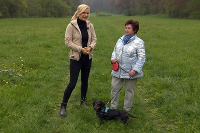 Moderatorin Uta Bresan (li.) mit Karin Junold bei den Dreharbeiten zur „Tierisch tierisch“-Sendung. Dackel Waldi war ein Publikumsliebling und schnell vermittelt.