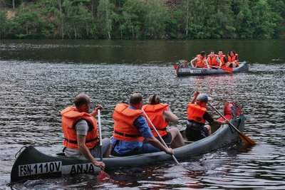 Die Drachenboote stechen in See. Jedes Boot ist mit einem bunten Drachenkopf aus Pappe geschmückt. Beim Wettrennen am Kriebsteinsee traten fünf Teams zu je vier Mitgliedern gegeneinander an, am Ende gab es ein packendes Finale.