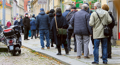 So wie hier bei einer Impfaktion des DRK vor dem Stadthaus auf dem Markt in Pirna reihen sich gerade viele Menschen in Warteschlangen ein, um sich gegen das Coronavirus impfen zu lassen. Im Landkreis Sächsische Schweiz-Osterzgebirge lag der Wert am Sonntagmorgen bei 1303,1. Er ist damit der Landkreis mit der bundesweit höchsten Inzidenz. 