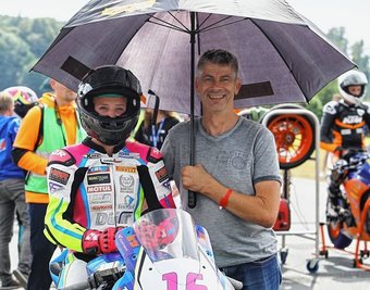 Lucy Michel hatte mit Schirmhalter Jörg Teuchert in Schleiz einen Motorrad-Weltmeister an ihrer Seite. Er ist im Erzgebirge kein Unbekannter, ging 1990 beim Enduro-WM-Lauf in Zschopau an den Start. 