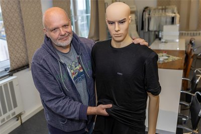 Markus Tutsch zeigt im Ausstellungsraum von Cosmira in Grünbach das Funktions-T-Shirt aus der biologisch abbaubaren Holzfaser Tencel. „Das Shirt reduziert das Schwitzen durch einen aktiv kühlenden Effekt und reduziert das Wachstum von Bakterien“, beschreibt der Geschäftsführer das innovative Produkt.