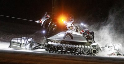 Abend für Abend geben die Oberwiesenthaler mit schwerem Gerät alles, damit die Gäste am nächsten Tag auf den Pisten die bestmöglichen Bedingungen vorfinden. 