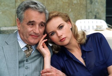 Schauspielerin Veronica Ferres und ihr Kollege Michael Degen bei Dreharbeiten zu der ZDF-Produktion "Eine ungehorsame Frau" (1997).