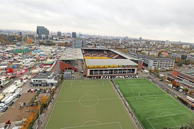 Die Aussicht vom Dachgarten des Bunkers gewährt einen Ausblick auf das Stadion des FC St. Pauli und auf den Hamburger Dom (l.).