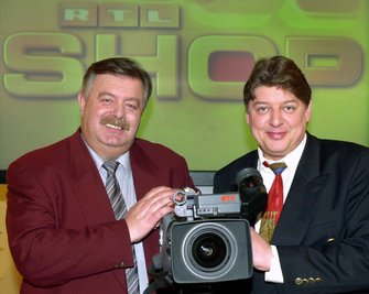 2001: Die Moderatoren des Teleshopping-Kanals "RTL Shop", Harry Wijnvoord und Walter Freiwald, auf einer Pressekonferenz in Köln vor dem Logo ihrer gleichnamigen Sendung. 