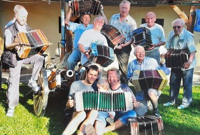 Dieses Foto aus der Chronik der Bandoneon- und Concertinafreunde aus dem Erzgebirge entstand 2005. In Spitzenzeiten zählte die illustre Musikantenschar sogar bis zu 15 Mitstreiter. 
