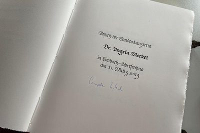 Mit einer einfachen Unterschrift hat sich die ehemalige Bundeskanzlerin Angela Merkel verewigt.