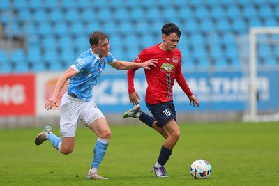 William Kallenbach (rechts) läuft CFC-Verteidiger Johannes Pistol davon.
