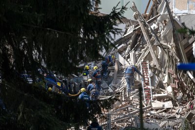 Wettlauf gegen die Zeit - per Hand wird nach Vermissten gesucht.