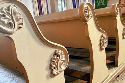 Seltene Ornamente von Akanthus-Blättern zieren die Holzbänke im Kirchenschiff, das erhalten, aber anders aufgestellt werden soll.