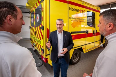 Boris Altrichter, Geschäftsführer des Rettungszweckverbandes Chemnitz-Erzgebirge, im Gespräch mit Mitarbeitern der Rettungswache in Marienberg.