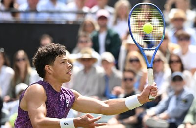 US-Profi Ben Shelton feiert den Turniersieg in Stuttgart.
