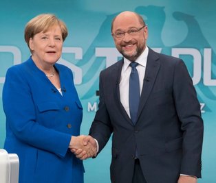 Bitte recht freundlich: Bundeskanzlerin und CDU-Vorsitzende Angela Merkel und der SPD-Kanzlerkandidat und SPD-Vorsitzender Martin Schulz beim Handschlag vor Beginn des TV-Duells.