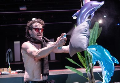Christian Schmidt als Regisseur "Jay" in "Die Goldberg-Variationen" an den Theatern Chemnitz.  Foto: DiEter WuschAnsky