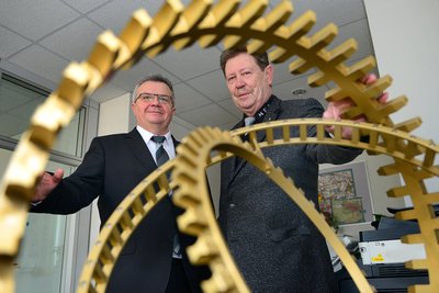 Bei der Firmenübergabe im Jahr 2016: Dieter Gebauer (r.) und Josef Schwuger, der damals zusammen mit seiner Frau Gesellschaftsanteile der GmbH übernahm.