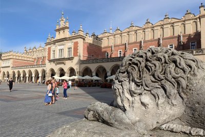 Machen Sie es wie die polnischen Könige auf dem Weg zu ihrer Krönung: Spazieren Sie durchs Florianstor zum Hauptmarkt, vorbei an Marienkirche, Rathaus und Tuchhallen, bis zur Kathedrale auf dem Wawel-Hügel – wo sich auch der Kupfersarg von August dem Starken befindet. Die meisten Gebäude in der Altstadt stehen noch oder wieder so da wie einst, als Krakau die Hauptstadt war. Das angrenzende Viertel Kazimierz bietet das Kontrastprogramm mit jüdischer Historie und unzähligen Gaststätten. Jenseits der Weichsel, im Stadtteil Podgorze, befand sich das Ghetto. Tafeln, Denkmäler und das Museum in Schindlers Fabrik erinnern an Opfer und Helden jener finsteren Jahre.