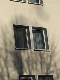 Schornsteinrauch und ein Baum haben an dieser Fassade eines Wohnhauses an der Zschopauer Goethestraße zu einem bewegten Schattenwurf geführt. 