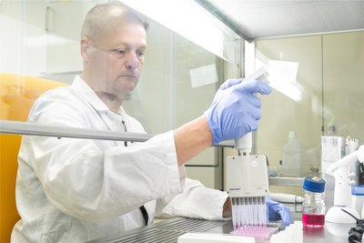 Ein Laborant an den Deutschen Instituten für Textil- und Faserforschung in Denkendorf bei Stuttgart untersucht bei einem Test die Zellkulturen.