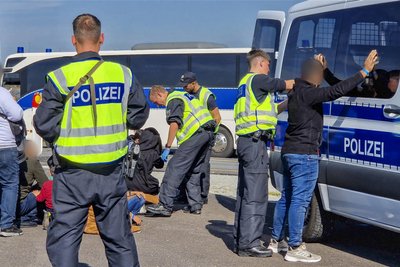 Fast täglich werden Flüchtlinge auch im Landkreis aufgegriffen. Die Schleuserkriminalität muss stärker bekämpft werden. Wie, darüber gehen die Meinungen auseinander.
