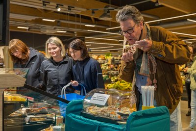 Fritz Robitzsch ist Sushi-Fan und bereitet Sushi zu Hause selbst zu. Er zählt zu den ersten Kunden am Stand von „Eat happy“.