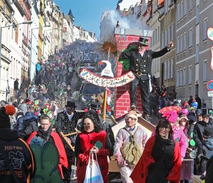 Bunt, fröhlich und voll: So kennt man den Straßenfasching in Meerane. Wegen Corona muss er diesmal ausfallen.