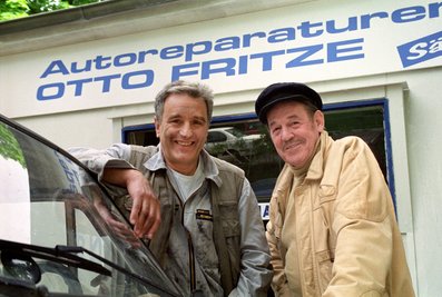 Michael Degen (l) als Autowerkstatt-Besitzer Otto Fritze und Herbert Köfer (r) als Senior-Chef Ede Kahlke bei Dreharbeiten zur ARD-Serie "Auto Fritze" (1991).