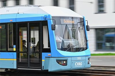Eine Straßenbahn ist auf der Zwickauer Straße in Chemnitz in Richtung Schönau unterwegs. Ab Mitte Februar verkehrt auf dieser Linie nur noch Schienenersatzverkehr. 