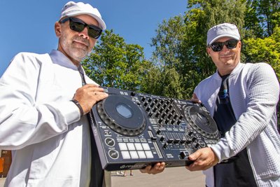Für Marcel Bergers und Sven Ziller (r.) aus dem Organisationsteam wird die Schlettauer Sommernacht etwas ganz Besonderes. Als Electric Paradise feiern beide ihr Comeback als DJs.