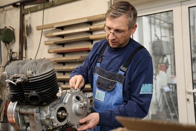 Als Ausgleich zur Arbeit restauriert André Bernt Motorräder.