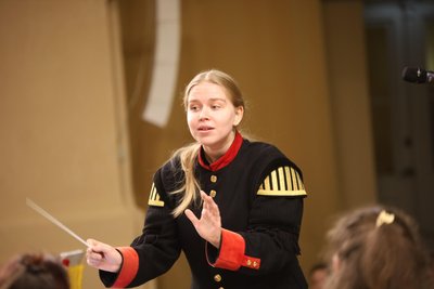 Das Bergmusikkorps-Nachwuchsensemble unter Leitung von Annika Matthes bringt die fantasievolle Geschichte auf die Bühne.