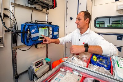 Rettungssanitäter Denny Werthmann kontrolliert vor dem nächsten Einsatz das Beatmungsgerät im Rettungswagen.
