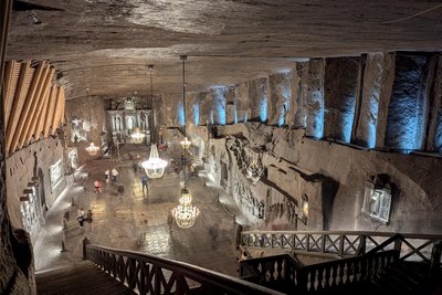 Die einen staunen über die filigranen Kunstwerke, die anderen über die unfassbaren Ausmaße. Über eine Million Menschen besuchen jedes Jahr die Salzmine Wieliczka und sehen doch nur einen Bruchteil dieser Wunderwelt in der Unterwelt. Der anderthalbstündige Rundgang beginnt mit einem Abstieg auf 64 Metern Tiefe. Weiter geht es durch lange Stollen und große Hallen, vorbei an Seen, Altären und gigantischen Holzstützen. Alles geschaffen von Menschen, die in Hunderten von Jahren Salzblöcke aus der Erde holten und wesentlich zum einstigen Reichtum Polens beitrugen. Geöffnet ist täglich. Eintritt mit deutschsprachiger Führung: 139 Zloty. Tickets nur online. Foto: Steffen Klameth