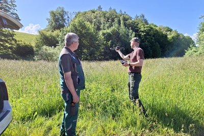 Jan Thiele von der Agrozuchtfarm Breitenau und Robert Asch von der Kitzrettung Mittelsachsen beim Drohneneinsatz.